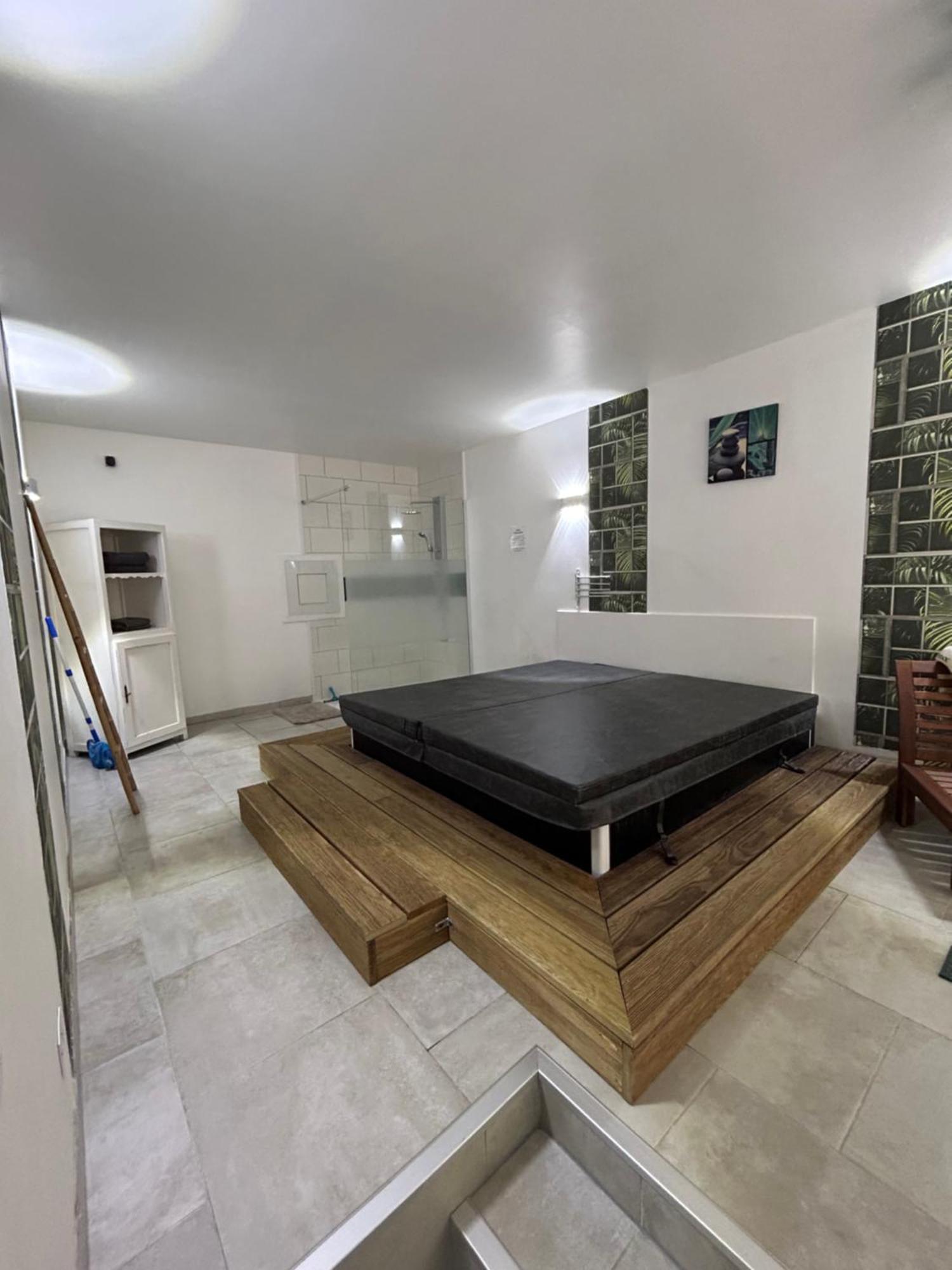 Loft And Spa Les Preaux Exterior foto